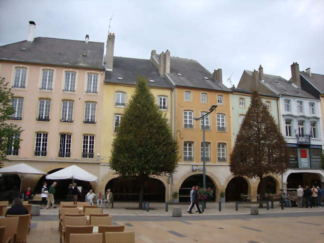 Place du Marché et ses arcades - Thionville (57100) - Moselle