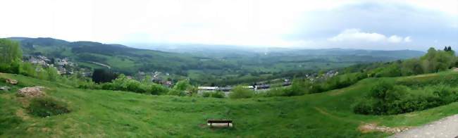 Vue sur le Morvan et la plaine du Bazois, depuis le sommet du Calvaire - Château-Chinon (Ville) (58120) - Nièvre