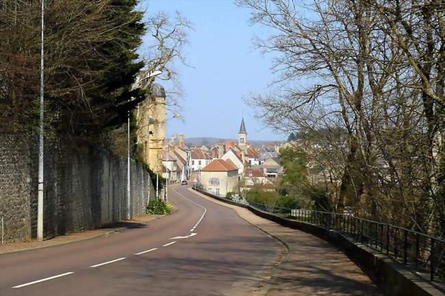 Entrée du village par la D978 (à gauche, le château) - Châtillon-en-Bazois (58110) - Nièvre