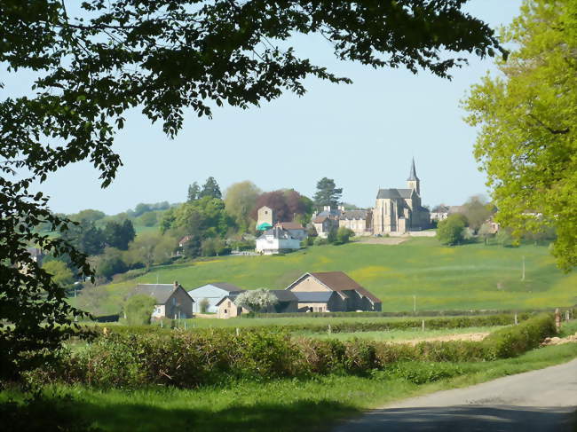 Le village et l'église de Chiddes vus de l'est, de la vallée du ruisseau du Tillot - Chiddes (58170) - Nièvre
