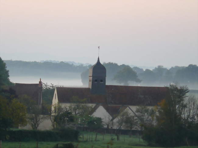 L'église dans la brume matinale - Chougny (58110) - Nièvre