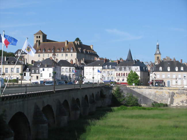 Le pont de la vieille-Loire et la ville - Decize (58300) - Nièvre