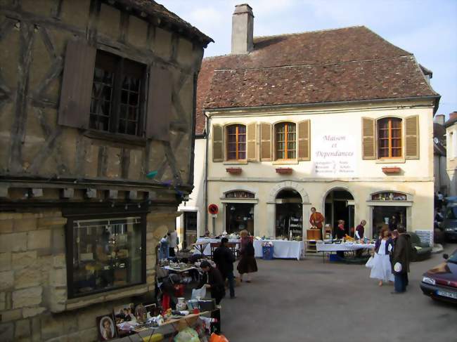 Vue du vieux Donzy lors de la brocante de Pâques - Donzy (58220) - Nièvre