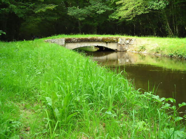 Pont de pierres sur la rigole d'Yonne à proximité du hameau les quatre vents sur la commune d'Epiry - Epiry (58800) - Nièvre