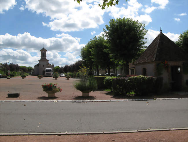 La place centrale - Fours (58250) - Nièvre