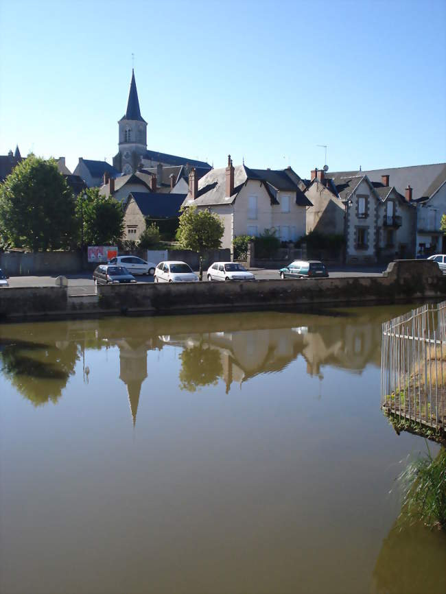 Luzy, lac de barrage de l'Alène au centre-ville - Luzy (58170) - Nièvre