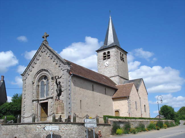 L'église Saint-Maurice et le monument aux morts de Millay - Millay (58170) - Nièvre