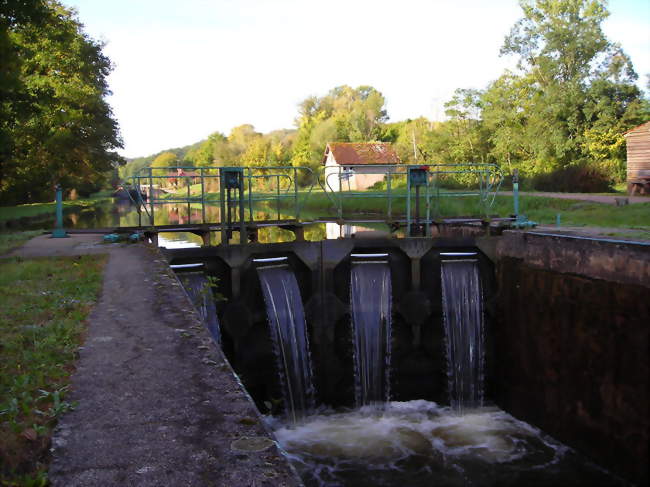 Canal du Nivernais, Écluse de Sardy - Sardy-lès-Épiry (58800) - Nièvre