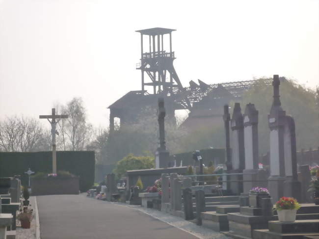 Le cimetière, et en arrière-plan, la fosse no 2 de la Compagnie des mines de Flines - Anhiers (59194) - Nord