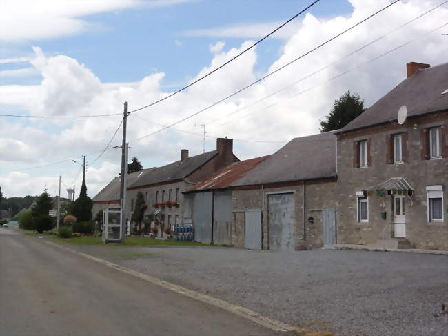 La rue principale de Baives ; à gauche, une ferme inscrite base Mérimée - Baives (59132) - Nord