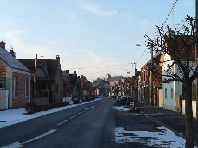 La rue Jean-Jaurès et léglise - Bertry (59980) - Nord