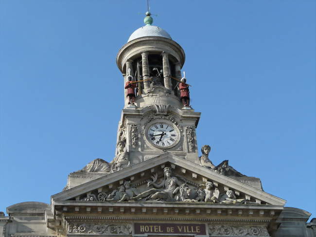 Le campanile de l'hôtel de ville où Martin et Martine sonnent les heures - Cambrai (59400) - Nord