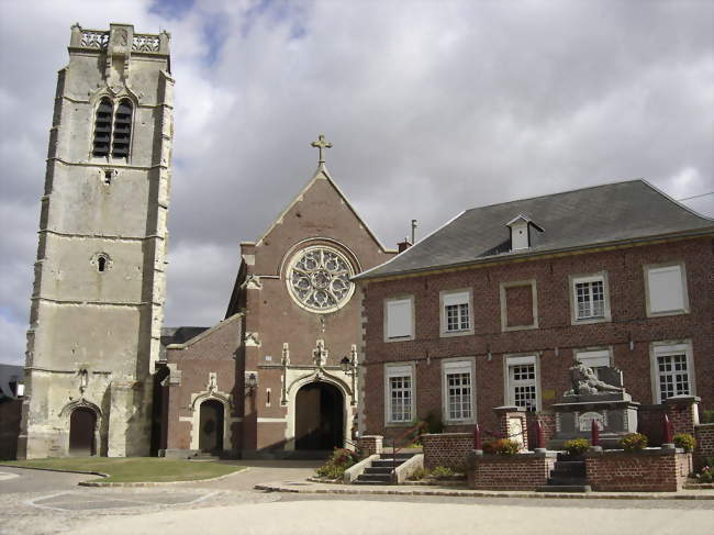 Centre du village et tour gothique - Carnières (59217) - Nord