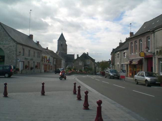L'église vue de la place - Cousolre (59149) - Nord