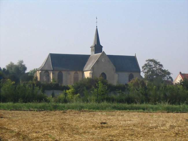 Église Saint-Gilles vue depuis un champ - Craywick (59279) - Nord