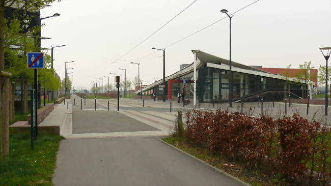Le long du tramway de Valenciennes, à la hauteur de la station Moriamez Recherche - Famars (59300) - Nord