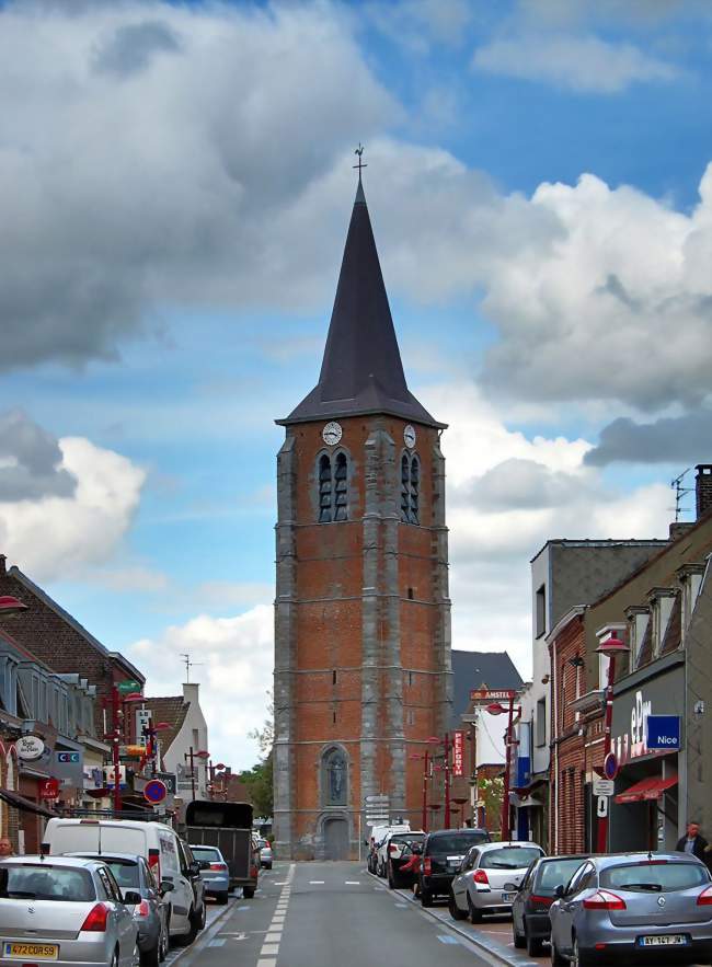 La rue principale et le clocher de l'église - Leers (59115) - Nord