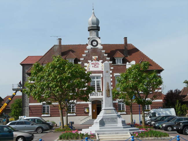 La mairie et le monument aux morts - Marcoing (59159) - Nord