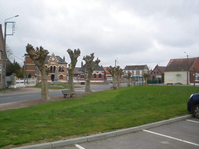 La grand-place de la commune - Muvres (59400) - Nord