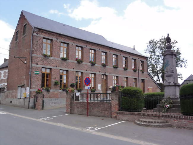 La mairie et le monument aux morts - Monceau-Saint-Waast (59620) - Nord