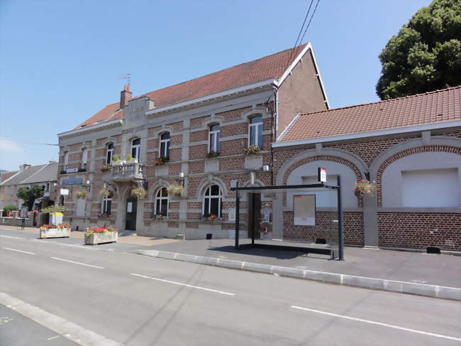 Mairie avec bureau de poste et abri-bus à Préseau - Préseau (59990) - Nord