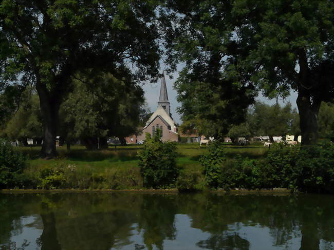 L'église vue du bord du canal de l'Escaut - Ramillies (59161) - Nord