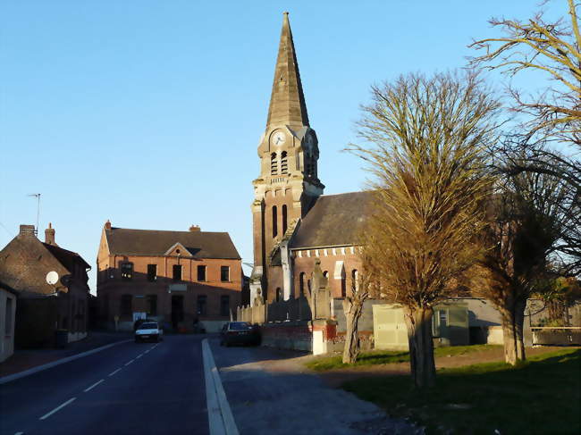 Le centre du village - la mairie et l'église - Sancourt (59268) - Nord