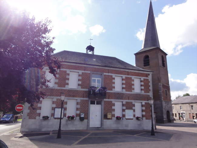 Taisnières-en-Thiérache, mairie et tour de l'eglise - Taisnières-en-Thiérache (59550) - Nord