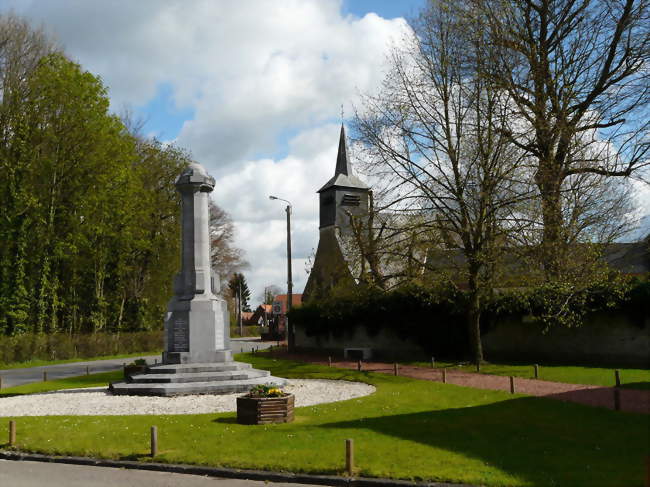 Le monument aux morts, l'église et l'arbre de la liberté - Thun-Saint-Martin (59141) - Nord