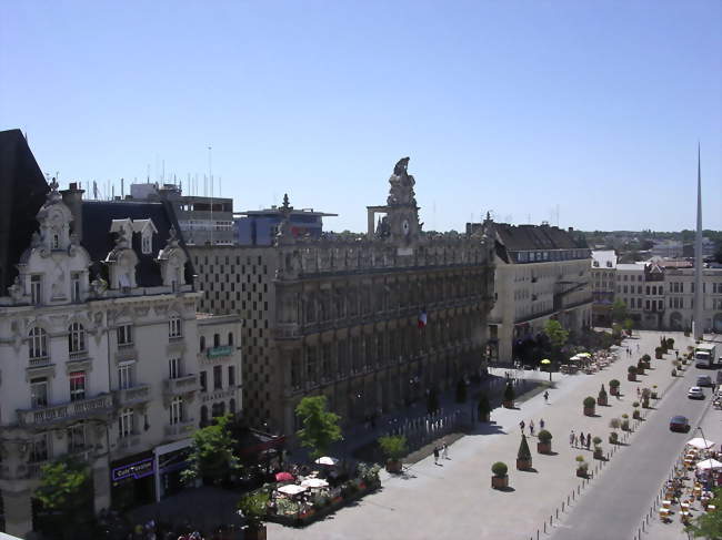 L'hôtel de ville et la place d'Armes - Valenciennes (59300) - Nord
