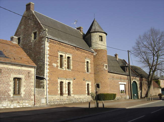 Ferme avec tourelle au centre du village - Villers-en-Cauchies (59188) - Nord