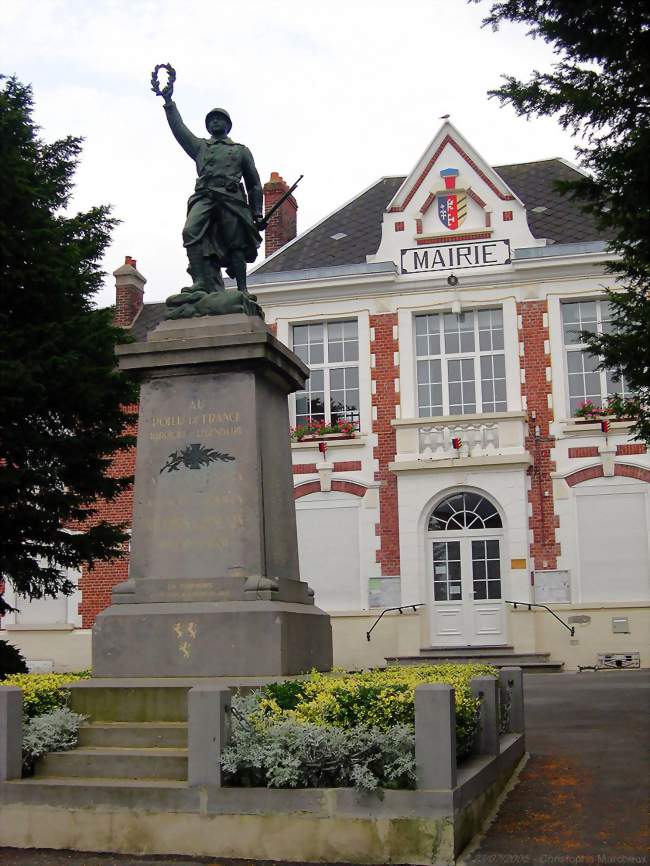 La mairie et le monument aux morts - Villers-Guislain (59297) - Nord