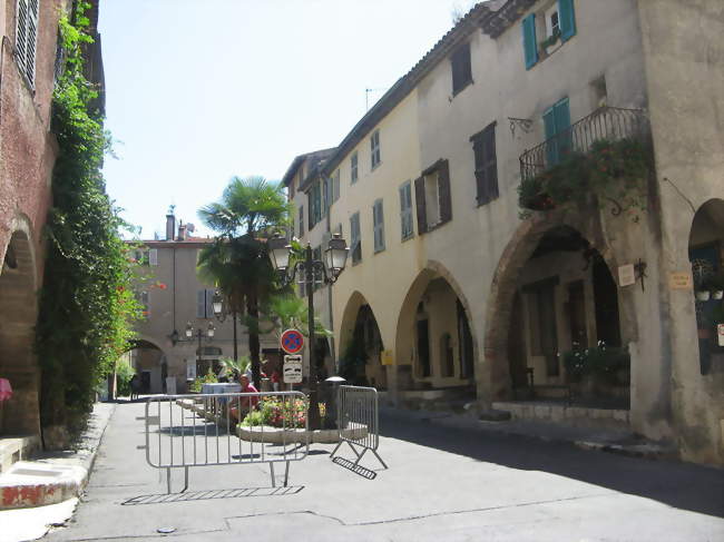 La place des Arcades - Biot (06410) - Alpes-Maritimes