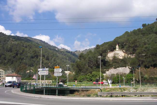 L'église et le cimetière à droite, le village à gauche - Cantaron (06340) - Alpes-Maritimes