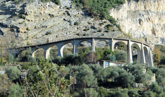 Le viaduc du Caramel, vestige de l'ancien tramway de Menton à Sospel - Castillon (06500) - Alpes-Maritimes