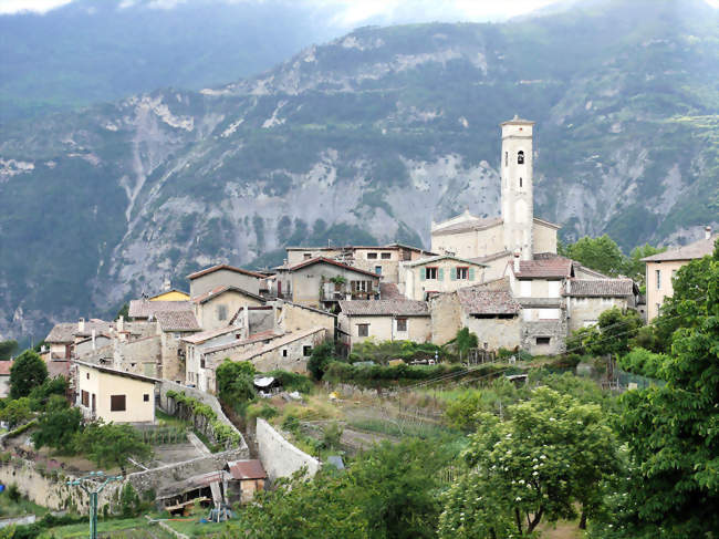 Vue du village dominé par la collégiale Sainte-Marie - Clans (06420) - Alpes-Maritimes