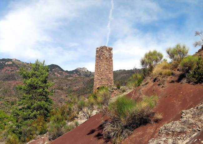 La cheminée de haut-fourneau de la mine de cuivre de Cerisier à Léouvé - La Croix-sur-Roudoule (06260) - Alpes-Maritimes
