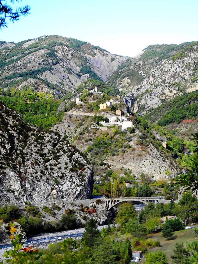 la vallée du Haut-Var près de Daluis - Pont de la D316 vers la Vignasse et Saint-Léger En arrière-plan les roches rouges du Dôme de Barrot - Daluis (06470) - Alpes-Maritimes
