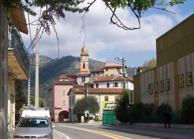 L'église et le vieux village vus de la route - Drap (06340) - Alpes-Maritimes