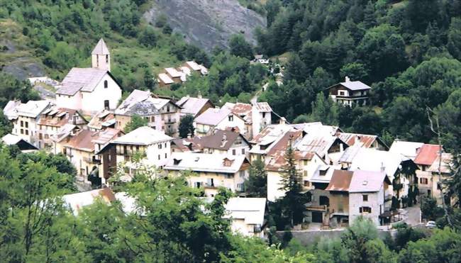 Vue du village d'Entraunes entre Var et Bourdoux - Entraunes (06470) - Alpes-Maritimes