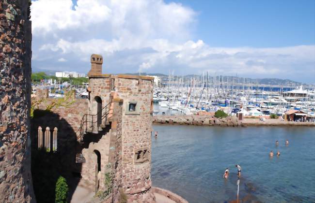 Le Port de La Napoule - Mandelieu-La Napoule - Crédit : http://www.vacances-antibes.com (cc by SA)