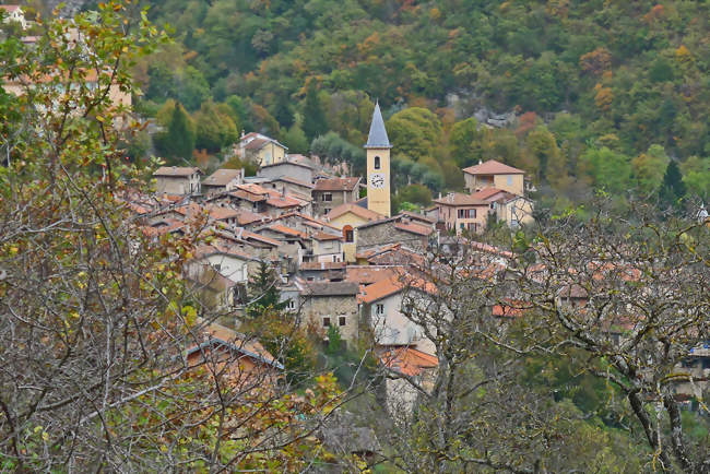 Vue du village de Moulinet depuis la piste de Saint-Michel - Moulinet (06380) - Alpes-Maritimes