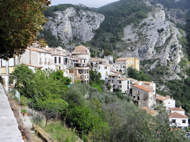 Le village vu de la chapelle Saint-Roch, avec la chapelle Saint-Sébastien (hôtel de ville), le monument aux Morts et le palais Lascaris, à droite, au bord de la falaise - Peille (06440) - Alpes-Maritimes