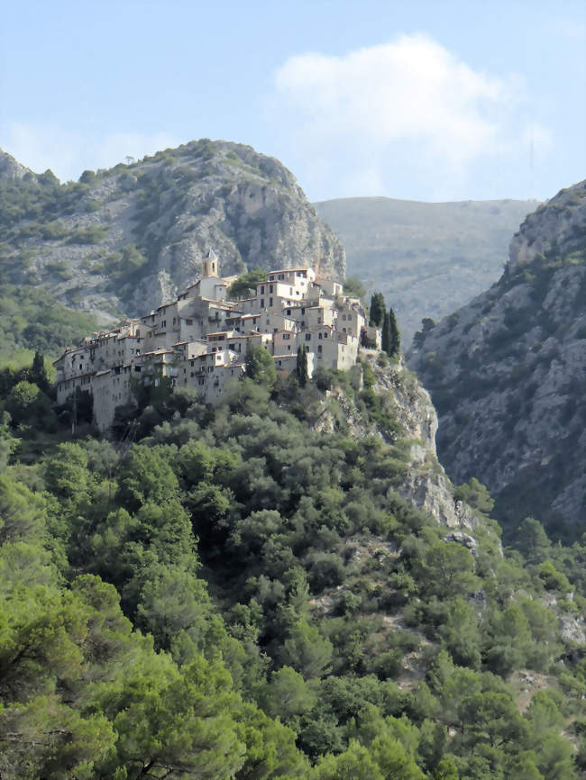 Le village de Peillon sur son éperon rocheux au-dessous du Baus Roux et la vallée du ruisseau de la Launa - Peillon (06440) - Alpes-Maritimes