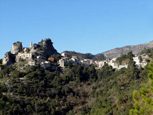 L'ensemble de Vieux-Pierrefeu, le vieux village de Pierrefeu - Pierrefeu (06910) - Alpes-Maritimes