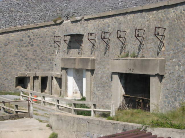 Entrée et pont de l'ouvrage Maginot de Rimplas - Rimplas (06420) - Alpes-Maritimes