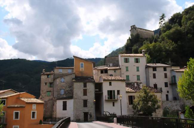 Roquestéron-Grasse avec l'église Sainte-Pétronille - Roquestéron-Grasse (06910) - Alpes-Maritimes