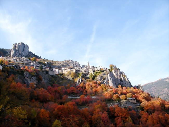 Le village de Roubion en automne - Roubion (06420) - Alpes-Maritimes