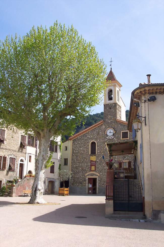 La place et l'église - Saint-Martin-du-Var (06670) - Alpes-Maritimes