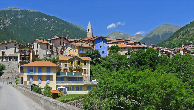 Vue du village de Saint-Martin-Vésubie en venant de la vallée du Var - Saint-Martin-Vésubie (06450) - Alpes-Maritimes